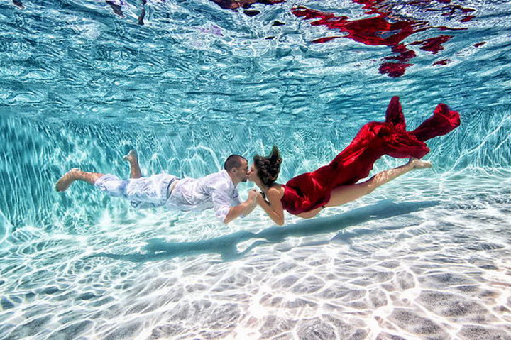 Яркий поцелуй под водой Красота беременности в подводных съёмках