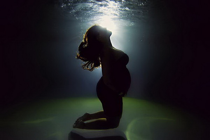 Ночное погружение беременной женщины под воду Красота беременности в подводных съёмках