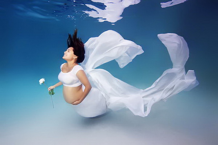 Сказочная русалка Красота беременности в подводных съёмках