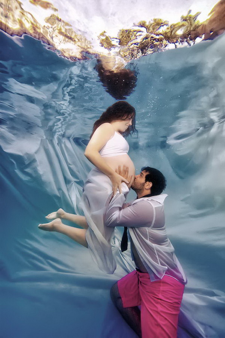 Счастливая пара во время беременности под водой Красота беременности в подводных съёмках