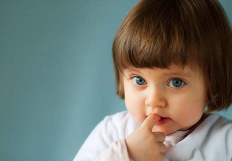 Вопросом, как отучить ребенка грызть ногти, задаются многие родители и это правильно. Это действительно вредная привычка, поскольку, в некоторых случаях, она может привести к различным инфекционным заболеваниям. В сегодняшней нашей статье мы рассмотрим вопрос о том, как отучить ребенка от этой привычки. как отучить ребенка грызть ногти