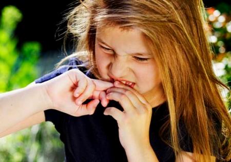 Вопрос - почему ребенок грызет ногти и как отучить ребенка грызть ногти, всегда очень волнует родителей как отучить ребенка грызть ногти