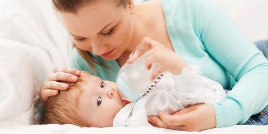 Кормление ребенка грудным молоком или смесью