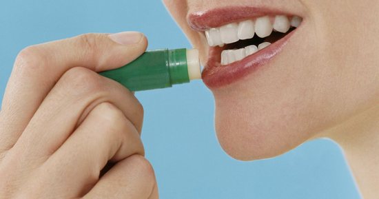 Почему появляются заеды на губах и как их лечить?