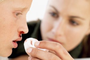 Кровотечение из носа у детей. Как действовать маме?